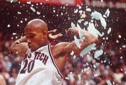 扣碎篮板视频,篮球场上的激情瞬间