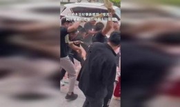 结婚拿扫把打新郎视频,结婚视频中的独特新郎“洗礼”瞬间