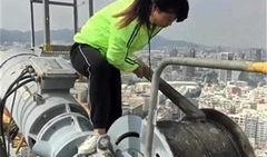 女塔吊司机开塔吊视频