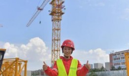 女塔吊司机开塔吊视频